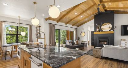 Modern Mtn Retreat: Lakefront, Direct Beach Access & Hot Tub by Tamarack Resort