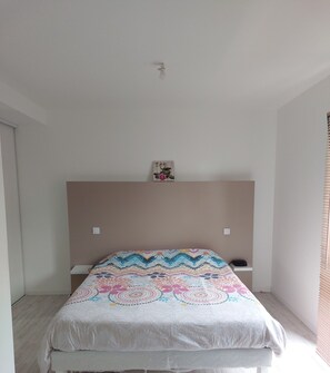 4 chambres, fer et planche à repasser, Wi-Fi, draps fournis