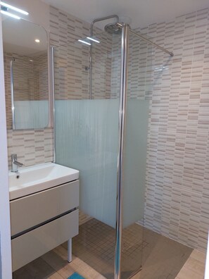 Dusche, Haartrockner, Handtücher