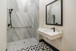 Economy-Einzelzimmer | Badezimmer | Handtücher, Seife, Shampoo, Toilettenpapier