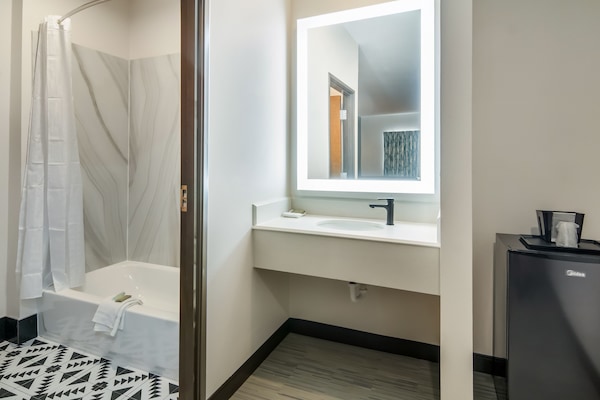 Economy Single Room | Bathroom | Towels, soap, shampoo, toilet paper