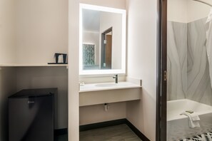 Doppelzimmer | Badezimmer | Handtücher, Seife, Shampoo, Toilettenpapier