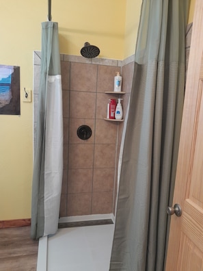 Ducha, secador de pelo, toallas y jabón