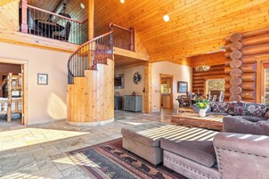 House (5 Bedrooms) | Interior