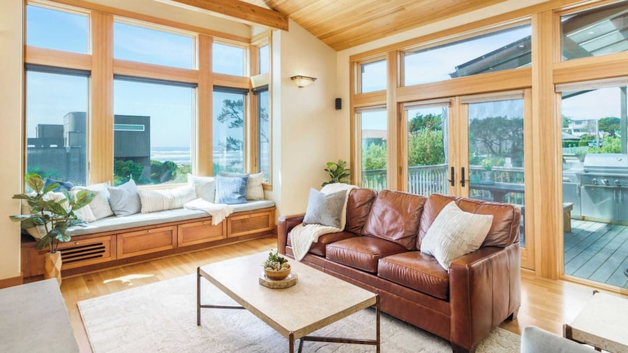 The Castle Rock Estate by Avantstay Steps From Arch Cape Beach w/ Hot Tub & Sauna