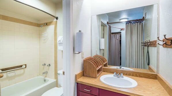 A bathroom with a bathtub, a sink, a mirror, and a shower curtain. - Viking Lodge 209 by Avantstay Great Ski Access, Walk to Downtown (Telluride)