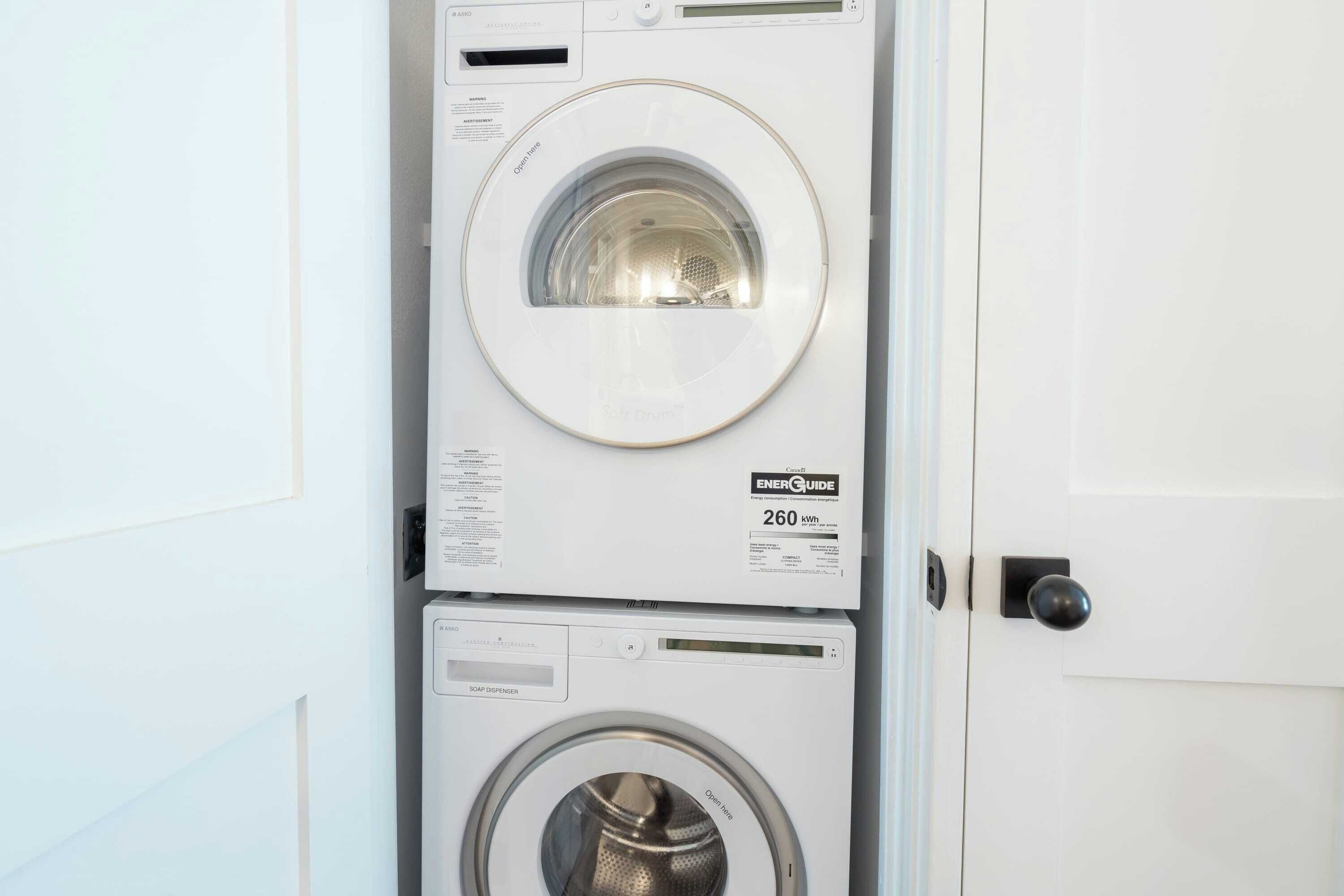 Eine gestapelte Waschmaschine und Trockner mit ENERGY GUIDE-Etikett, das einen Verbrauch von 260 kWh angibt.