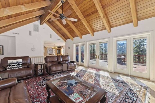 Views at Wolf Lodge by Avantstay Magnificent Views w/ Hot Tub, Sauna, Games