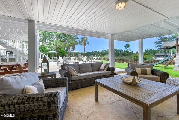 Outdoor dining - Beautiful Family Home with a Pool (Pass Christian)