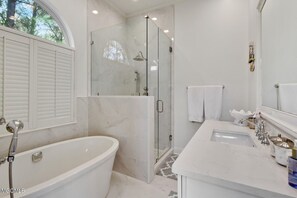 Towels, soap, toilet paper - Beautiful Family Home with a Pool (Pass Christian)