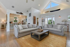 TV - Beautiful Family Home with a Pool (Pass Christian)