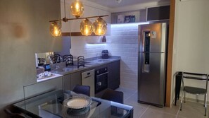 Geladeira, micro-ondas, fogão, cooktop