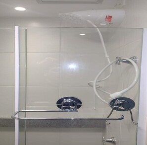 Haartrockner, Handtücher, Seife, Toilettenpapier