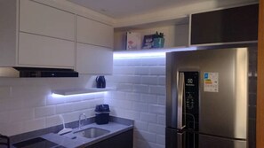 Geladeira, micro-ondas, fogão, cooktop