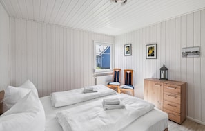 3 bedrooms, travel crib, free WiFi, bed sheets