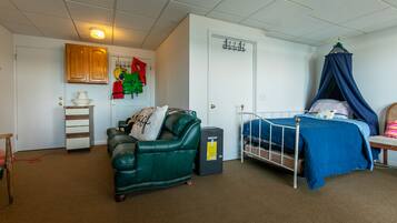 3 bedrooms, desk, iron/ironing board, free WiFi