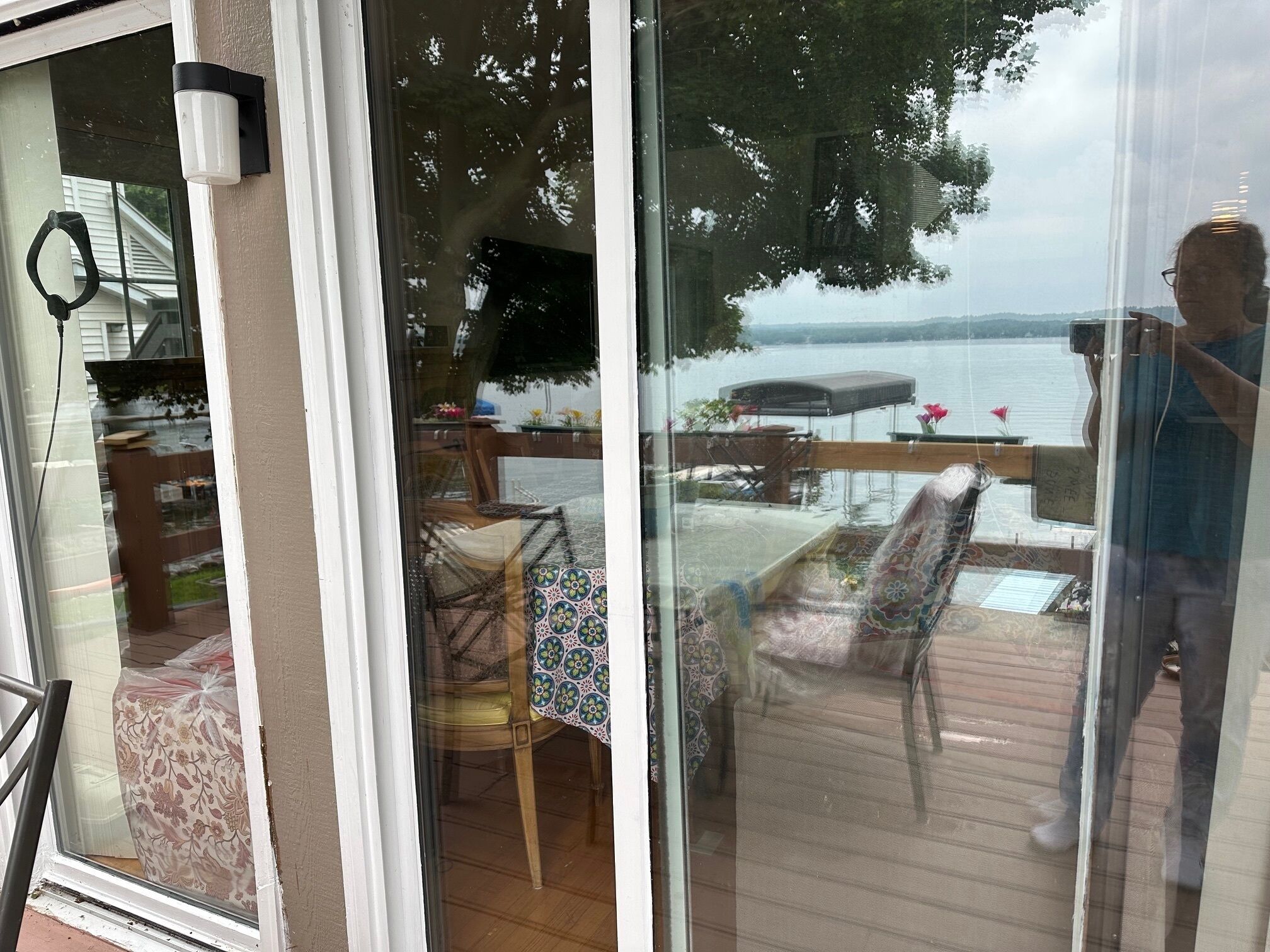 En terrasse med udendørs møbler, et bord og stole.