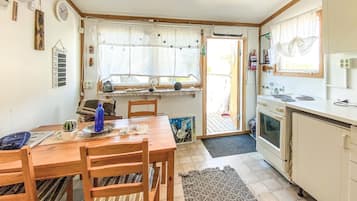 Refrigerador, parrilla de estufa y cafetera y tetera