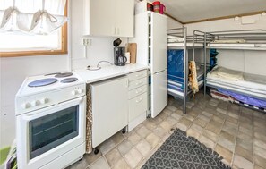 Kühlschrank, Herdplatte, Wasserkocher mit Kaffee-/Teezubehör