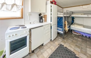 Kühlschrank, Herdplatte, Wasserkocher mit Kaffee-/Teezubehör