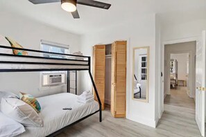 3 bedrooms, desk, iron/ironing board, WiFi