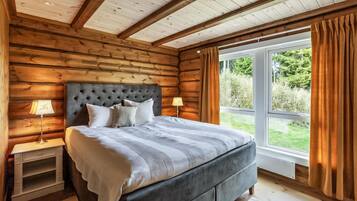 5 bedrooms, travel crib, free WiFi