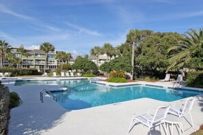 Outdoor pool - 11D Mariners Walk by Avantstay Oceanfront Living Amazing Views! Communal Pool (Isle of Palms)