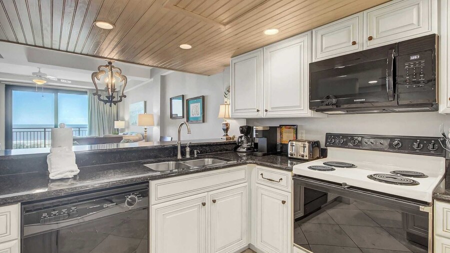 407 A Shipwatch by Avantstay Beach Front Condo w/ Ocean Views