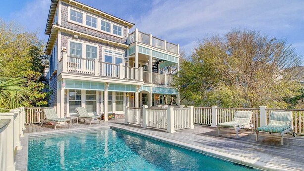 A two-story house with a pool and outdoor seating. - 913 Carolina Boulevard by Avantstay Private Pool, Ocean View, Rooftop (Isle of Palms)
