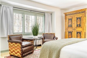 4 室のベッドルーム、デスク、アイロン / アイロン台