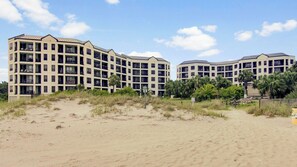 A beachfront hotel with multiple floors, balconies, and a sandy beach in the foreground. - 207 Summerhouse by Avantstay Beachfront Community w/ Ocean Views! (Isle of Palms)