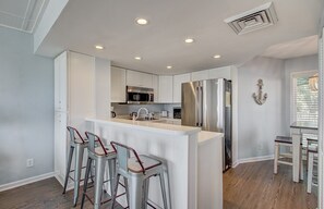 Refrigerador, horno, lavavajillas y utensilios de cocina 