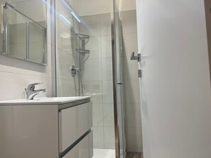 Shower, hair dryer, bidet, towels - Gianiculum apartment (Roma)