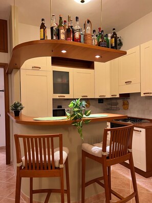Frigorifero, microonde, forno, piano cottura