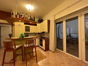 Frigorifero, microonde, forno, piano cottura