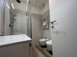 Shower, hair dryer, bidet, towels - Gianiculum apartment (Roma)