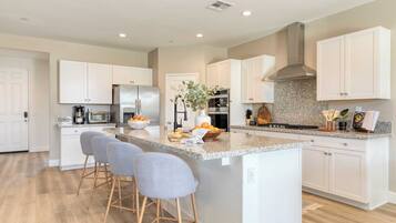 House (6 Bedrooms) | Interior