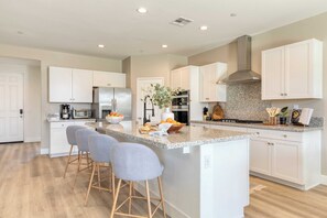 House (6 Bedrooms) | Interior