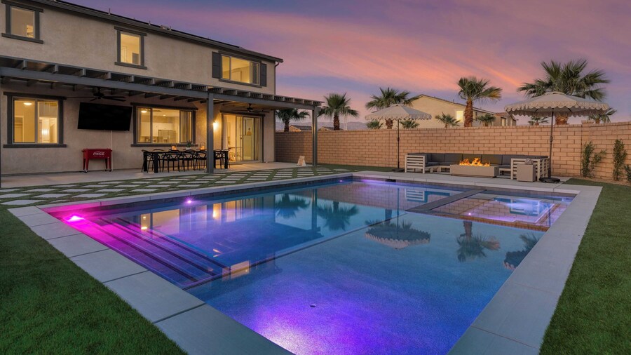 Desert Eden by Avantstay 6BR w/ Ensuite Backyard Oasis w/ Pool & Hot Tub!