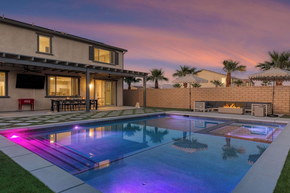 Sleeps 16! Pool Oasis w/ Game Room, Hot Tub, Fire Pit Desert Eden by Avantstay - Desert Camp, CA