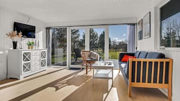 Una chimenea, una mesa de tenis de mesa