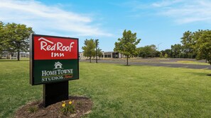 Un panneau indiquant un hôtel Red Roof Inn, avec l’enseigne Home Towne Studios, qui fait partie du groupe Red Roof.