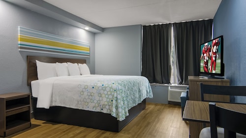HomeTowne Studios by Red Roof & Conference Center Chicago – N Aurora/ Naperville