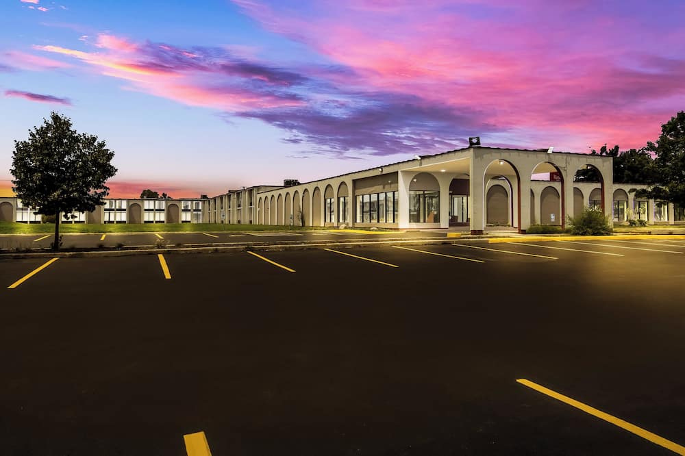 HomeTowne Studios by Red Roof & Conference Center Chicago – N Aurora/ Naperville