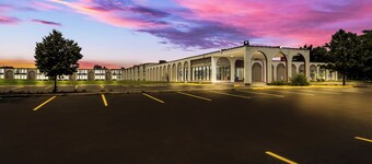 HomeTowne Studios by Red Roof & Conference Center Chicago – N Aurora/ Naperville