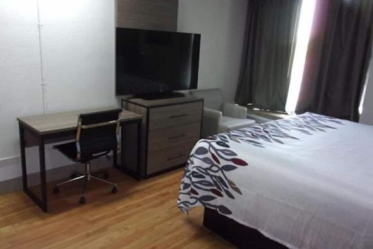 1 bedroom, desk, laptop workspace, free cots/infant beds