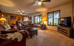 Smart TV - Amazing views -Three  bedroom home between Cody and the East Gate to Yellowstone (Cody)