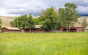 Exterior - Amazing views -Three  bedroom home between Cody and the East Gate to Yellowstone (Cody)