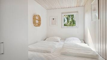 2 bedrooms, travel cot, free WiFi