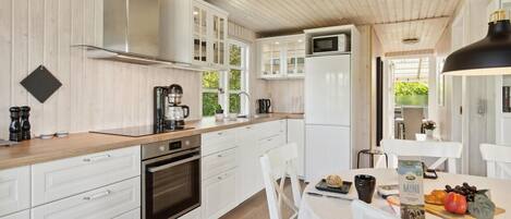 Køleskab, kogeplade, opvaskemaskine, kaffe-/temaskine